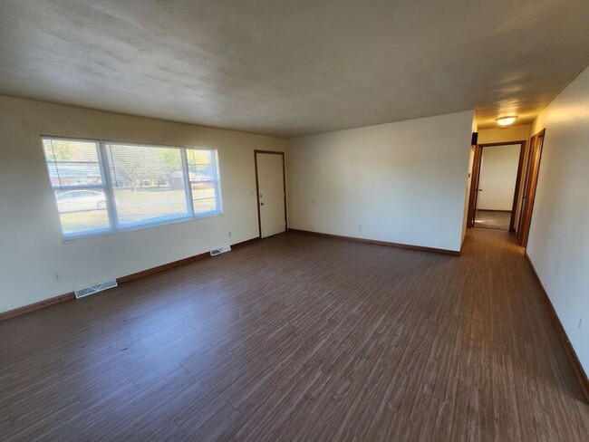 Building Photo - NEWLY RENOVATED 2 Bedroom 1.5 Bath-Electri...