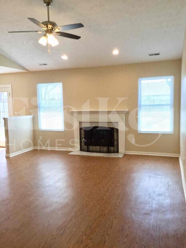 Building Photo - 687 Bobolink Court