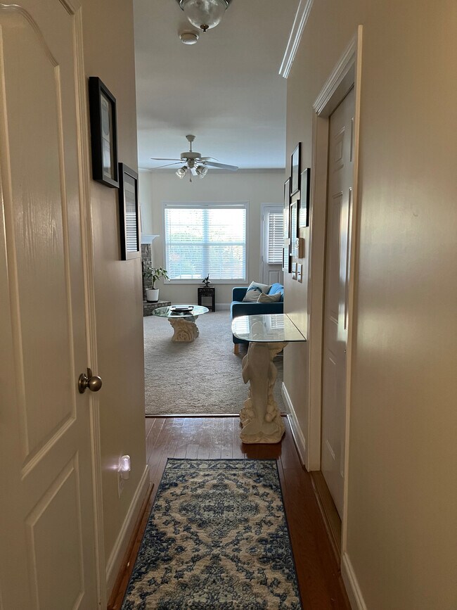 Foto del edificio - Room in Townhome on Derby Ct