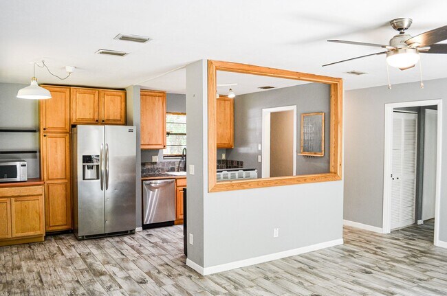 Foto del edificio - Check out this huge private fenced back yard at this Timberlane home!