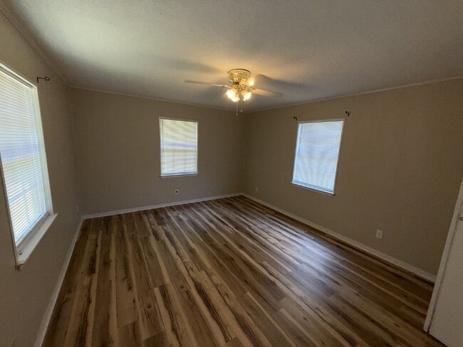 Building Photo - Cute cottage in Country Club Village, conveniently located near University of South Alabama, dini...