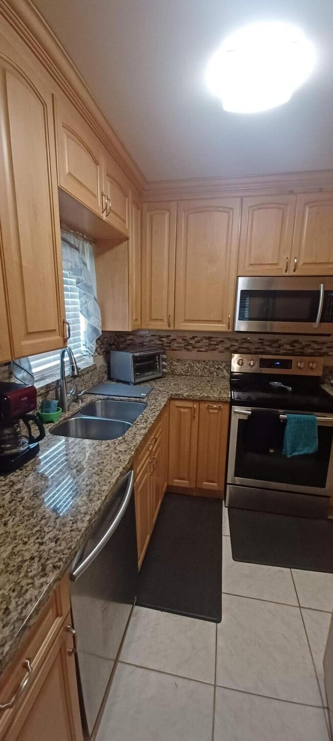 Foto del edificio - 2998 Sunrise Lakes Dr E
