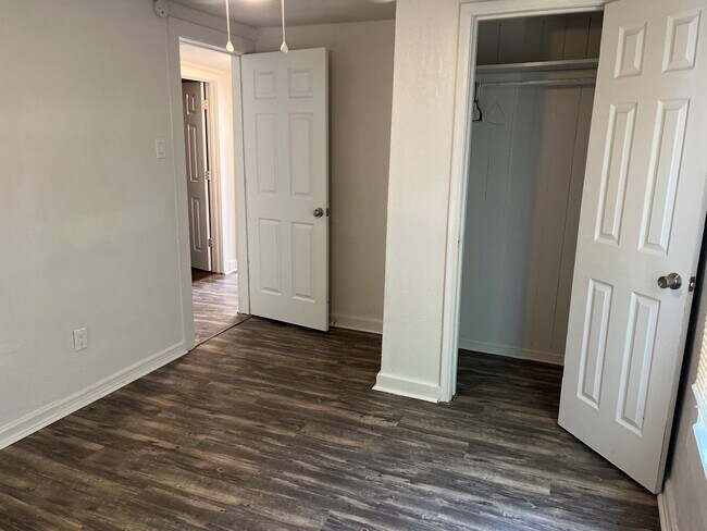 Foto del edificio - 2912 N Independence Ave