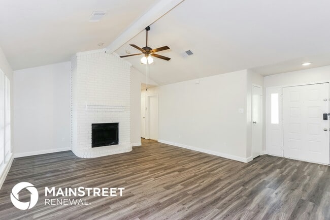 Building Photo - 2401 Cypress Dr
