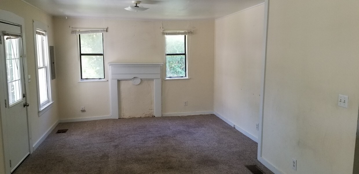 Primary Photo - 413 N Cherry St