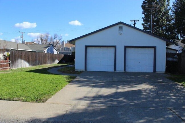 Building Photo - 10228 S White Rock Rd