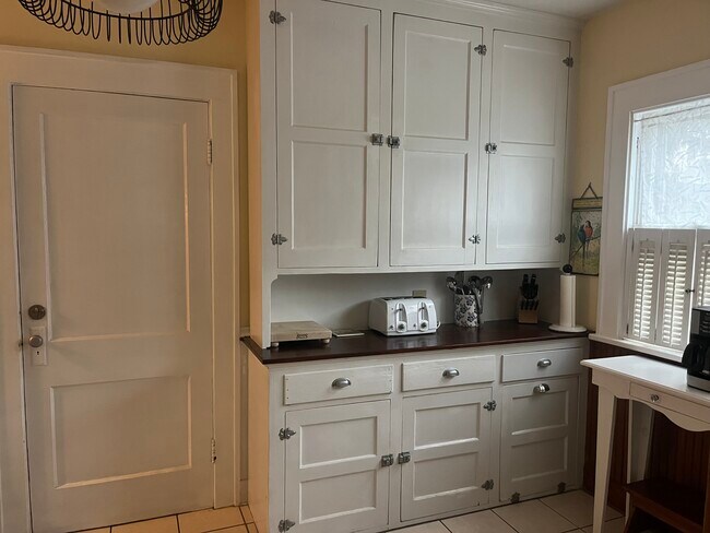 Building Photo - 719 W 2nd St