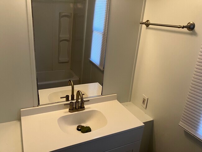 Foto del edificio - 5426 Peden Point Rd