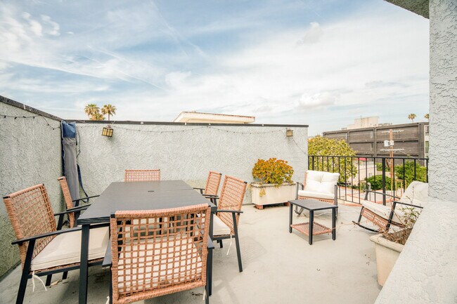 Foto del edificio - 839 S Holt Ave