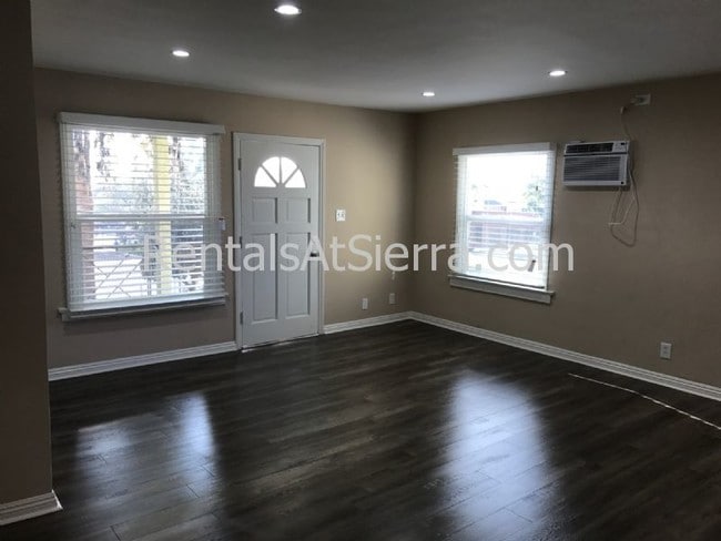 Building Photo - 1109 Justin Ave