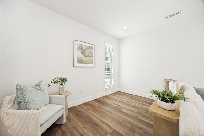 Building Photo - 5637 Live Oak St
