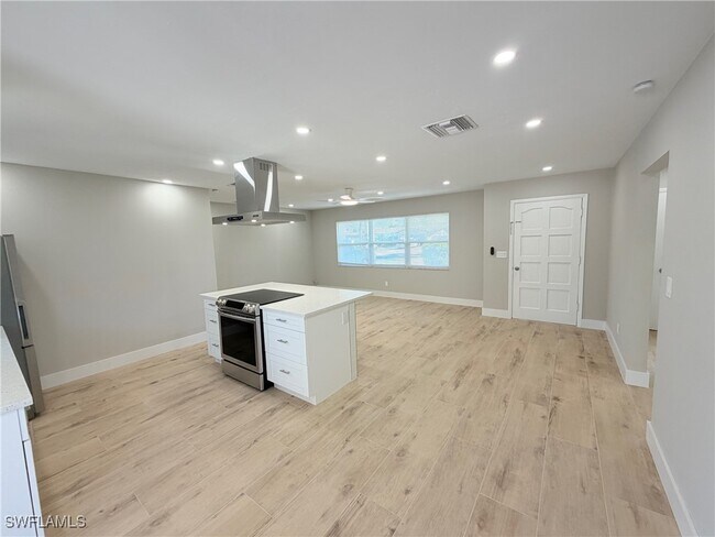 Foto del edificio - 2101 43rd Ln SW