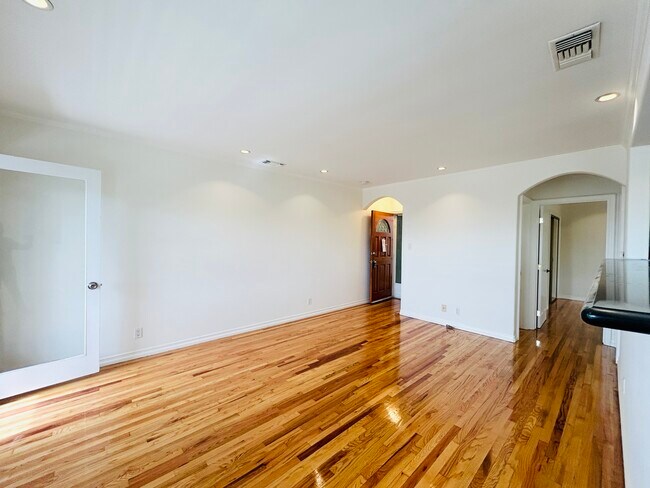 Foto del edificio - 4266 Holly Knoll Dr