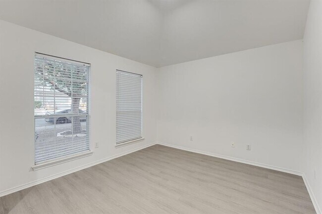 Building Photo - 298 Fall Dr