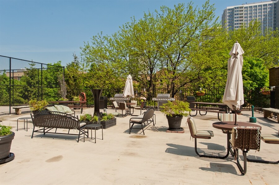 Outdoor tenant roofdeck with grills and tennis courts - 720 W Gordon Terrace