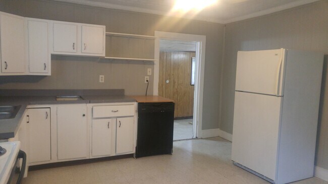 Building Photo - 2-Story House, 5Bed/2Bath with Washer/Drye...