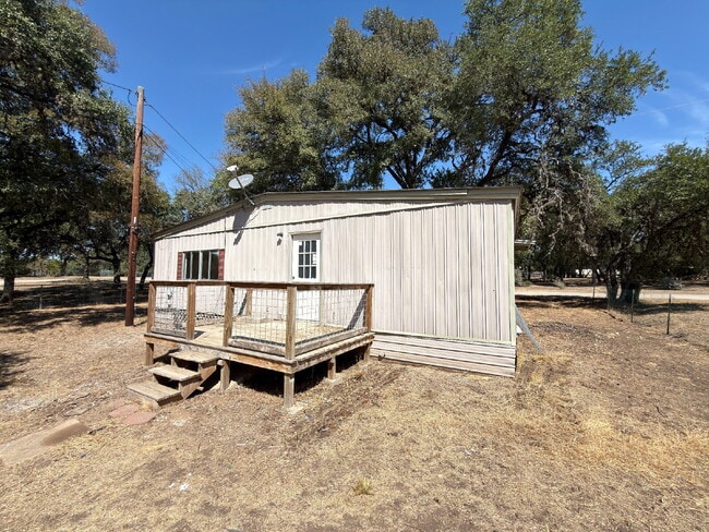 Building Photo - 2 bed 1 bath. Vinyl plank throughout. Yard maintenance included. Close to San Marcos Outlet Malls.