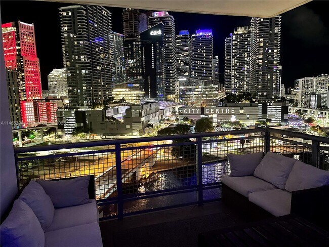 Foto del edificio - 350 S Miami Ave