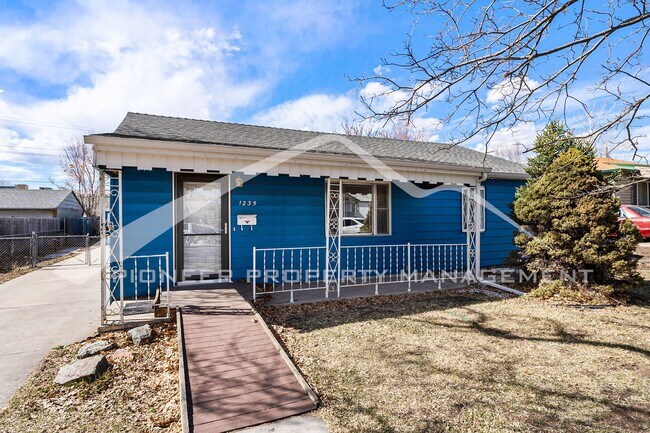 Foto del edificio - Charming House with Washer/Dryer and Fence...