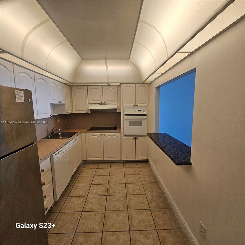 Foto principal - 19390 Collins Ave