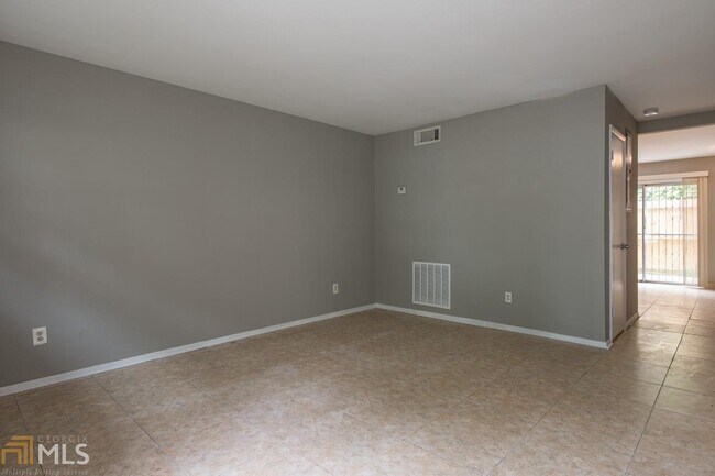 Building Photo - 2990 Macon Dr SE