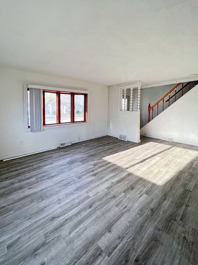 Building Photo - 4 Bed 2 Bath Single Family Home