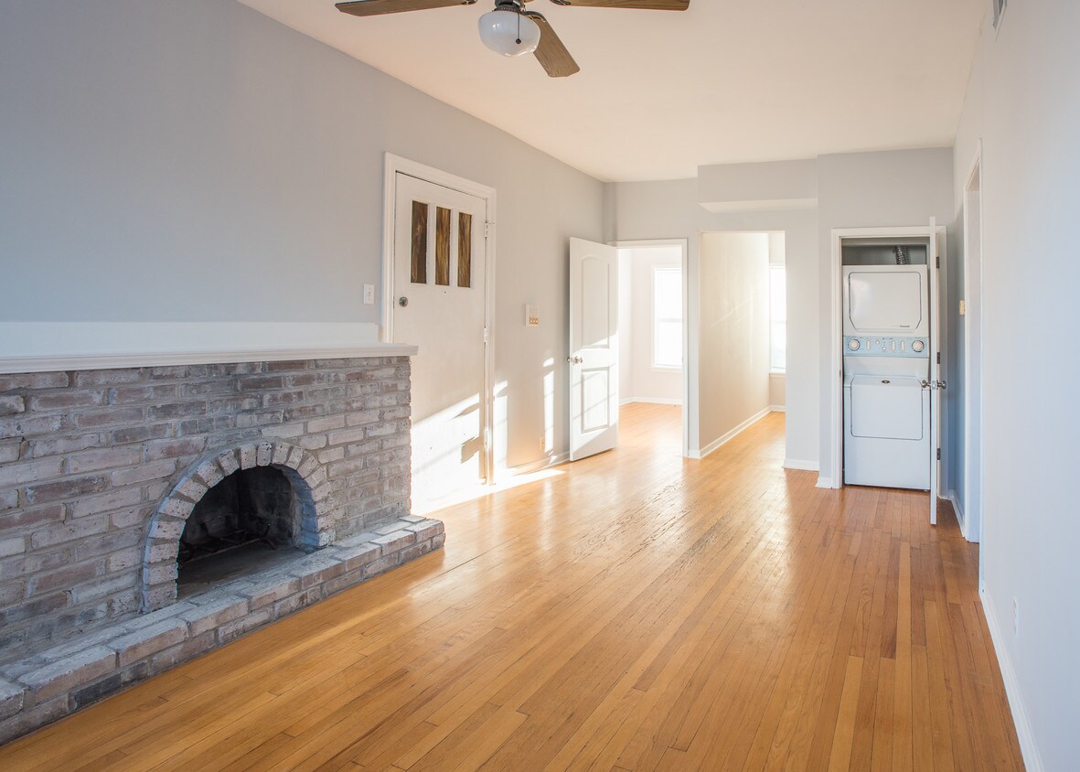 Living room - 6623 N Glenwood Ave