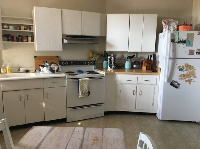 Building Photo - 433 2nd St SE