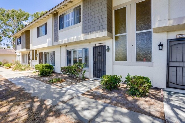 Building Photo - 3 Bedroom Townhome With Beautiful Sunset V...
