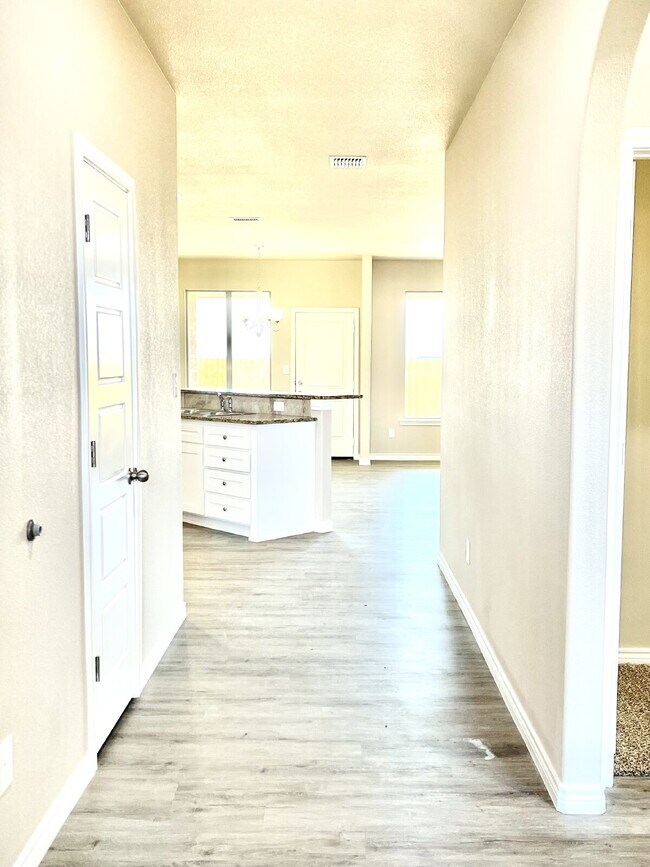 Foto del edificio - Beautiful 3-Bed Oasis with Granite Touches...