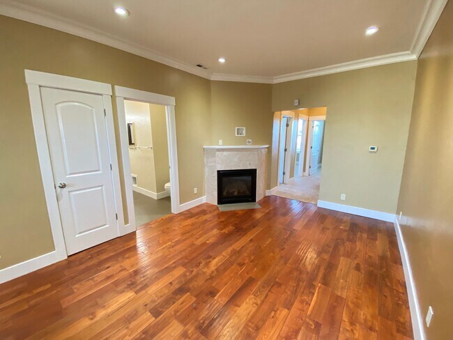 Building Photo - Advent- Top Floor Condo W/ In Unit Laundry...