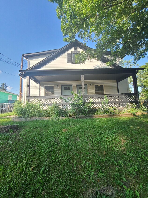 Building Photo - 226 S Oak St