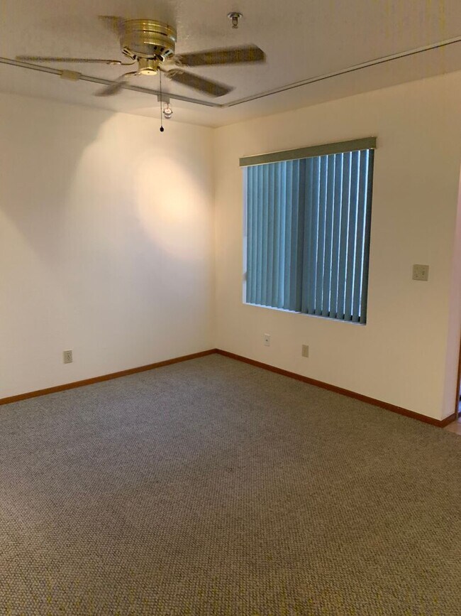 Foto del edificio - Coming mid August - Unfurnished long term ...