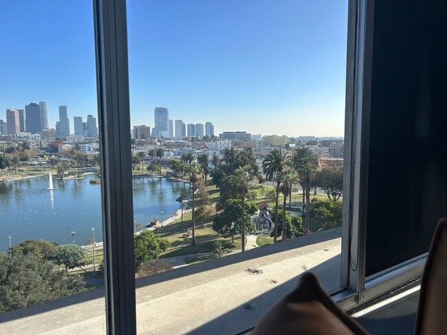 Foto del edificio - 2404 Wilshire Blvd