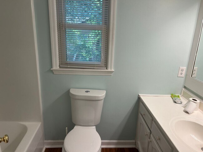 Building Photo - Lakefront Living with Style and Space