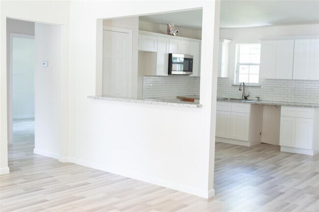 Building Photo - 5814 Pershing St