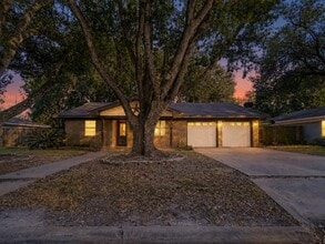 Building Photo - 2728 Encino Ave