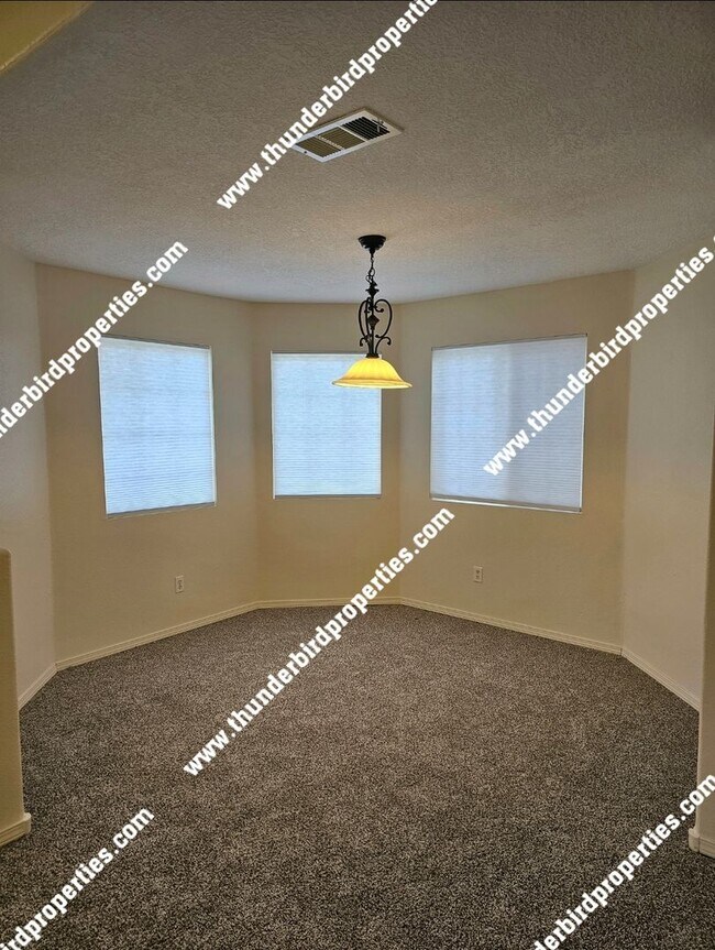 Foto del edificio - Available NOW located in a Gated community!!!