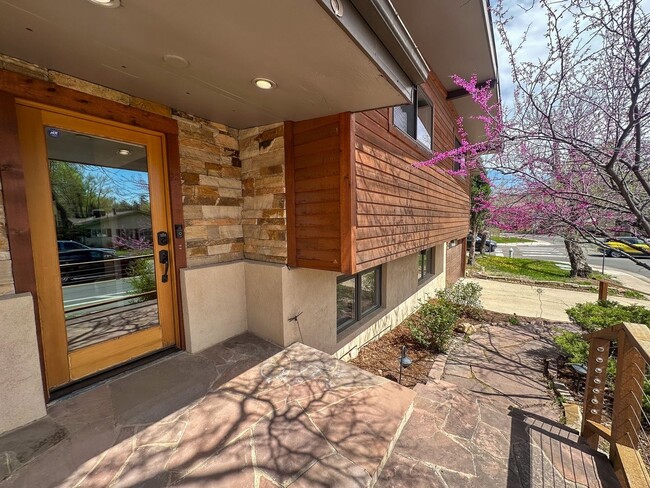 Foto del edificio - Executive Rental Available for Immediate M...