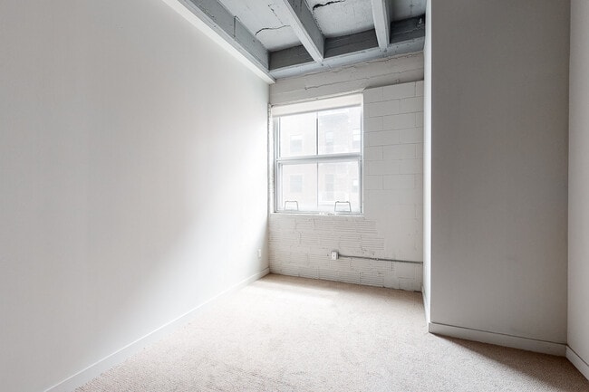 Building Photo - Roaster's Block