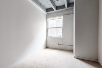 Building Photo - Roaster's Block