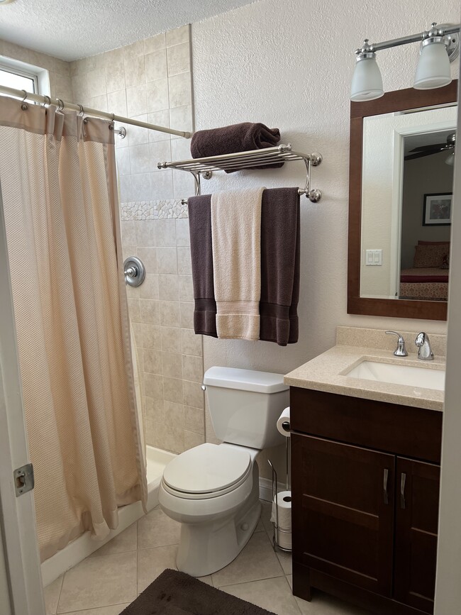 Baño completo #1 - 5455 Sylmar Ave