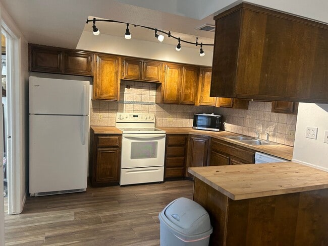 Building Photo - CLEAN 2 BEDROOM TOWNHOME READY TO MOVE IN!