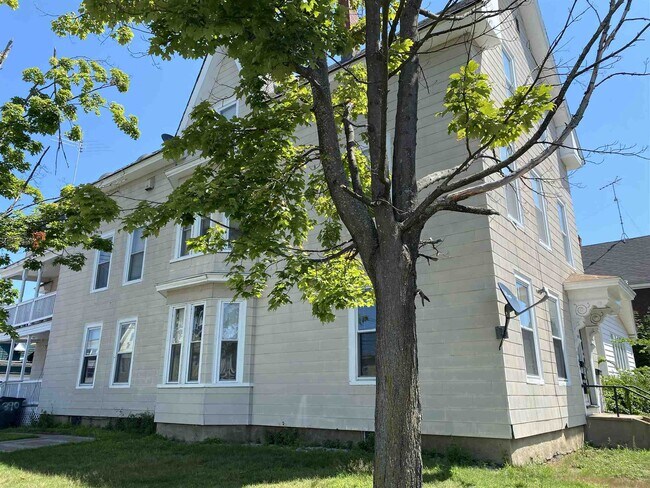 Building Photo - 390 Cedar St