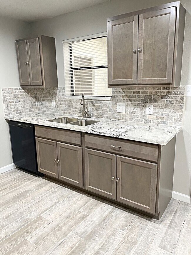 Foto del edificio - 5941 Bedford Dr