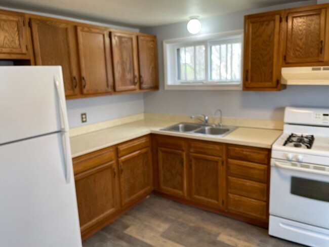 Building Photo - For Rent! Refreshed 2 bed/1 bath home in C...