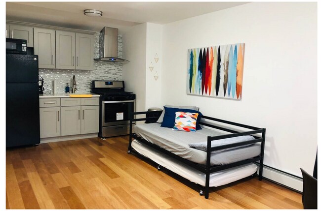 Day bed with trundle for guest, also has a large closet space - 609 Cleveland St