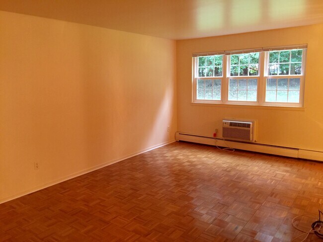 living room - 1000 Knapps Hwy