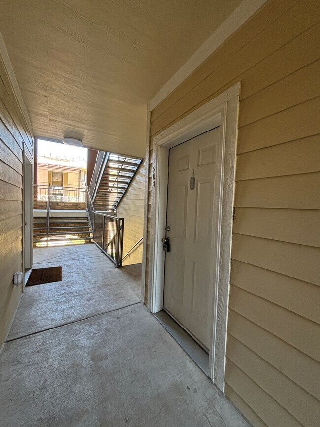Foto del edificio - Large 3 bedroom condo with 2 bathrooms!