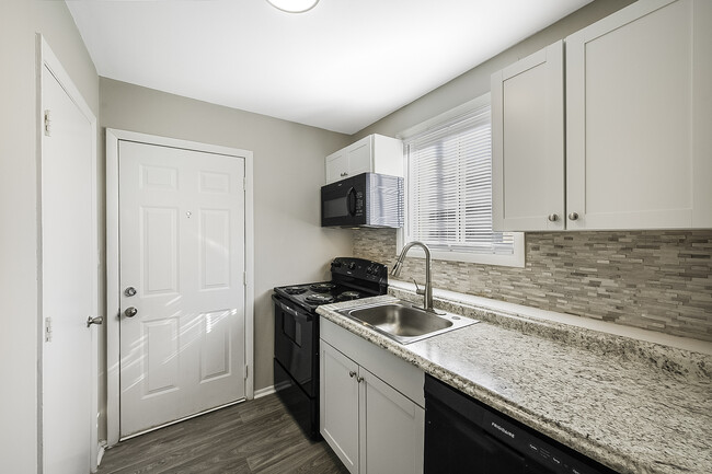 Un dormitorio renovado en Villages of Heritage Place en Wilson, Carolina del Norte - Villages at Heritage Place Apartments